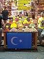 Bandeira uigur nunha tenda en Istambul, Turquía.