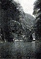 竜ノ口（1930年）。河床に大小の岩が伏竜のように横たわり、その間を川水が蛇行している[17][15]。