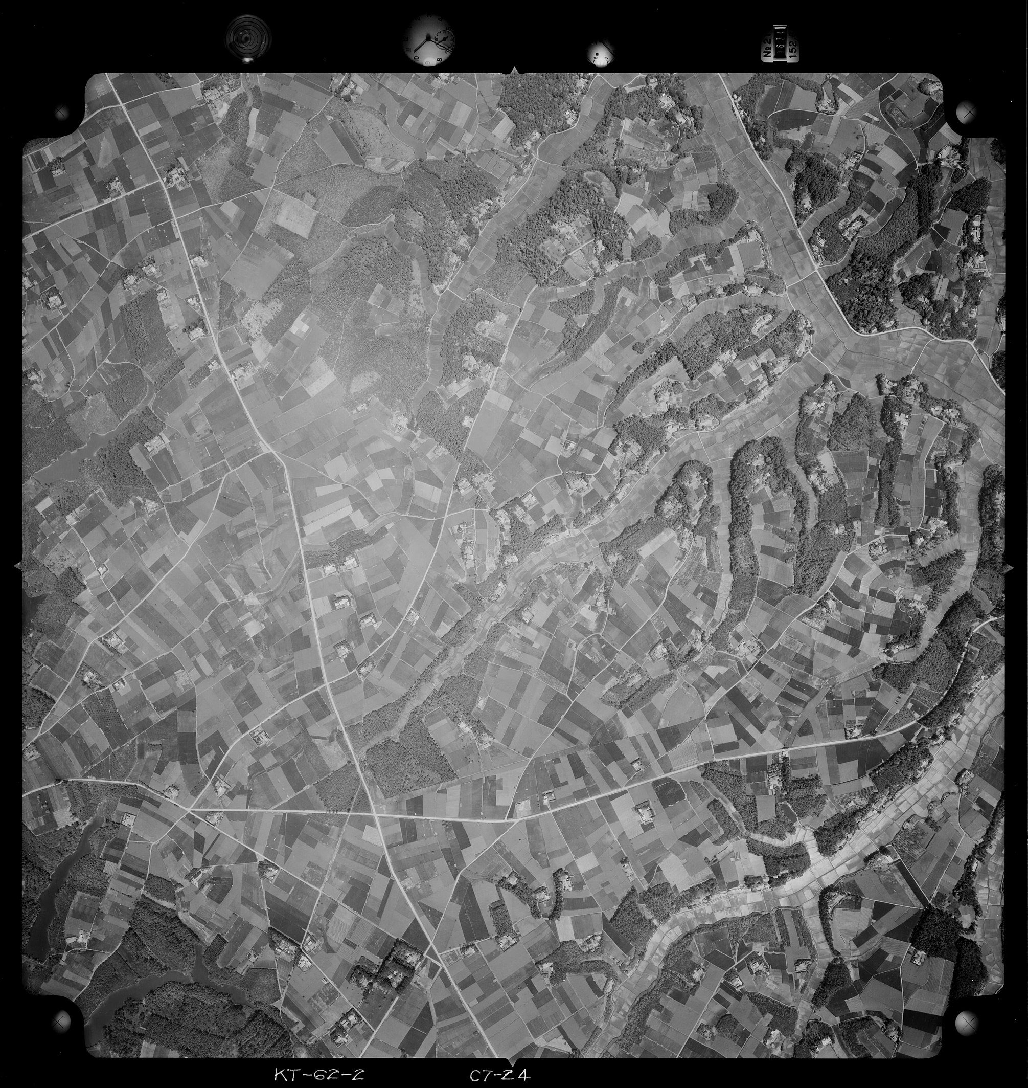 1962年5月21日に国土地理院が撮影した井上長者館跡周辺の空中写真の切り抜き。遺跡発見の経緯となった写真は茨城県農地課によって撮影されたものであり[1]、本写真は遺跡の発見とは無関係である点に留意されたい。