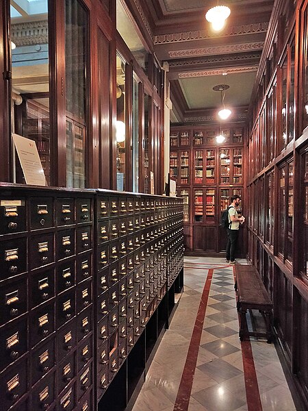 File:060 Biblioteca Pública Arús, pg. de Sant Joan 26 (Barcelona), passadís i catàleg de fitxes.jpg