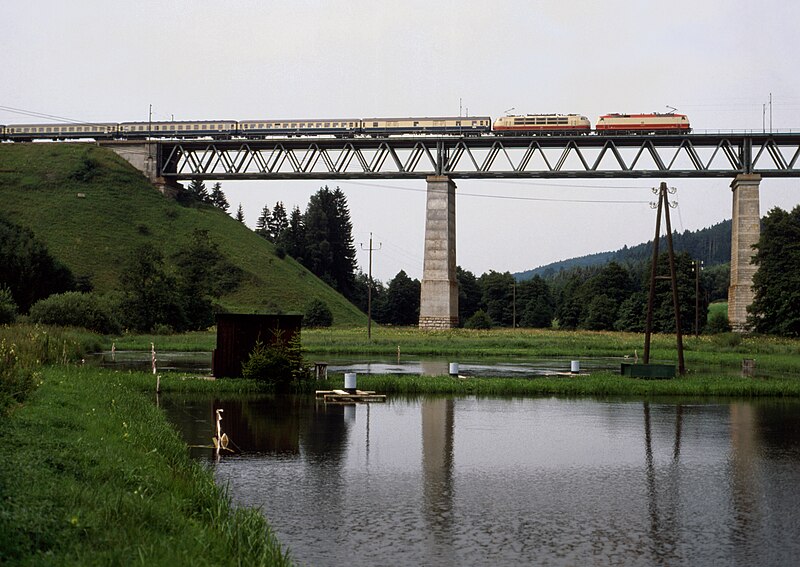 File:120 + 103 mit Schnellzug auf der Talbrücke bei Deining.jpg