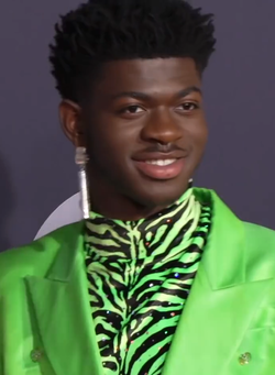 191125 Lil Nas X, 2019 Amerikan Müzik Ödülleri'nde.png