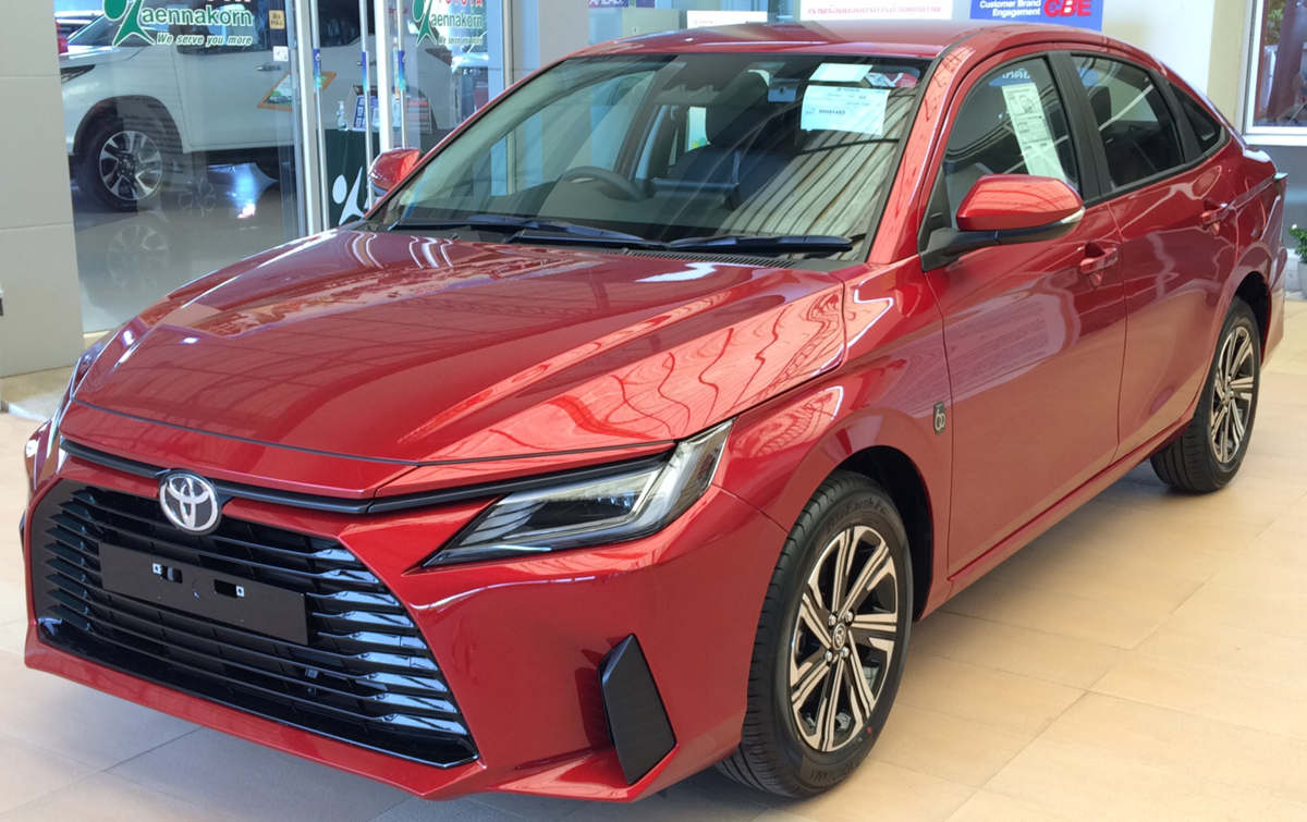 toyota yaris 2022 hatchback red