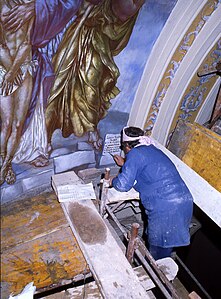Il pittore Federico Bellomi firma il grande dipinto del catino absidale della chiesa parrocchiale di Quaderni (1984)