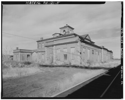 3-4 VIEW, LOOKING NORTHWEST. - Philadelphia and Reading Railroad, Reading Depot, North Sixth Street at Woodward Street, Reading, Berks County, PA HAER PA,6-READ,9-5.tif