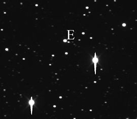 2분 노출을 통해 촬영한 유로파. 글자 E 왼쪽 바로 아래에 있는 밝은 별이 유로파이다.