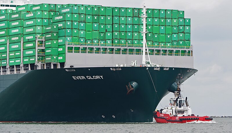 File:Aankomst Ever Glory, groen gestuwd 20.000 TEU containerschip (48060357358).jpg