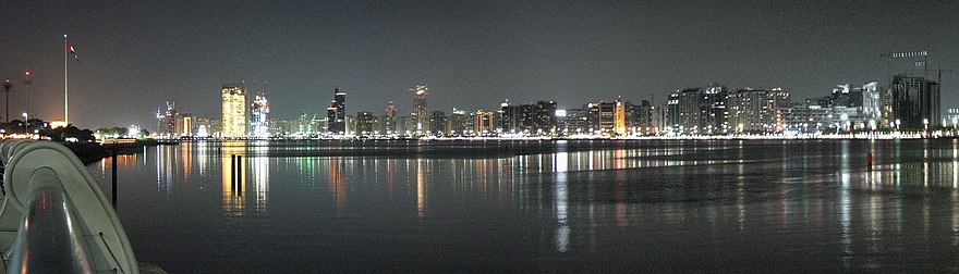 Panorama nocturne sur le centre-ville d'Abou Dabi.