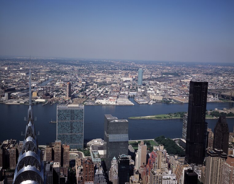 File:Aerial view of New York City showing top of Chrysler Building and United Nations LCCN2011632592.tiff