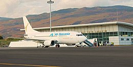 Air Tanzania B737 la Aeroportul Hahaya.jpg