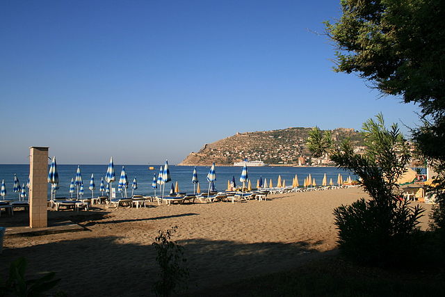 File:Alanya-beach1-JürgenBOT.jpg - Wikimedia Commons