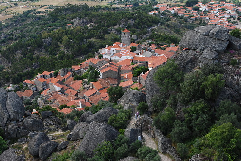 File:Aldeia velha de Monsanto - Vista de cima.jpg