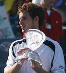 Andy Murray toont de trofee die hij in 2008 won