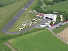 Turm und Hangar des Flugplatzes