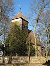 Kirche mit Kirchhof mit zwei Grabkreuzen der Familie von der Hagen, dem Grabmal Chr. Fr. Raasch und Kirchhofsmauer