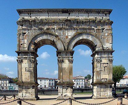 L'arc de Germanicus, un des symboles du quartier, date du Ier siècle de l'ère chrétienne