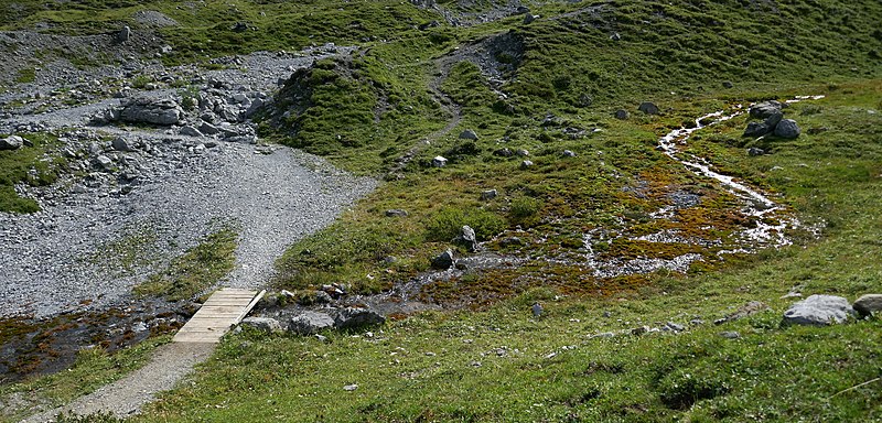 File:Arosa - bridge and stream.jpg