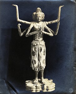 Un Asura, Ashura en japonais, à six bras et trois têtes, protecteur du Dharma et du Bouddha. Statue creuse colorée: laque, tissu, bois. H: 1,49 m. Datation: 734. Salle dorée, aile Ouest.