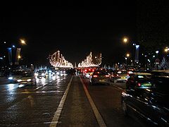 L'avenue avec les décorations de Noël (partie orientale).