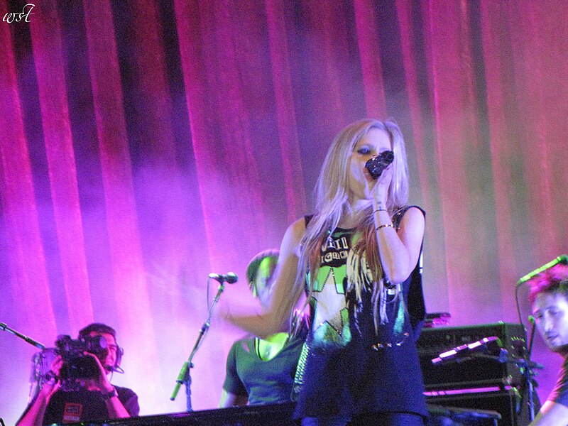 File:Avril Lavigne in Brasilia - 19.jpg