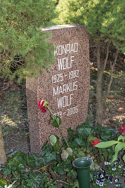 File:B-Friedrichsfelde Zentralfriedhof 03-2015 img33 Konrad Wolf.jpg