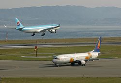 Boeing B737-86N (регистрационный B-2637) авиакомпании Hainan Airlines на рулении в международном аэропорту Кансай