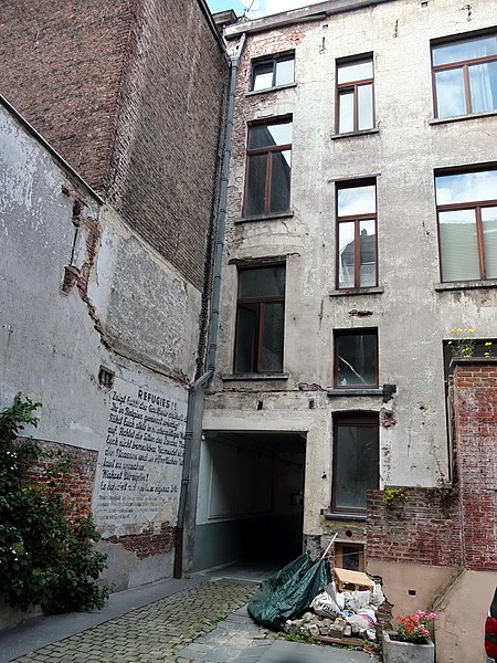 File:BRUXELLES (Brussel) —Placard "Réfugiés" - Immeuble du Comité d'Aide et d'Assistance aux Victimes de l'Antisémitisme en Allemagne.jpg