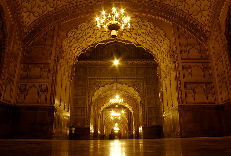 File:Badshahi mosque Main hall view.JPG