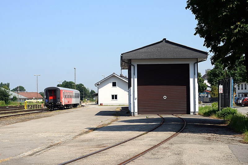 File:Bahnhof Braunau am Inn Lokschuppen.JPG