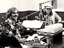 John Lennon (sullo sfondo) in studio nel 1975