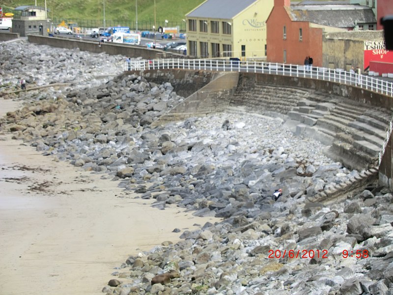 File:Beach Front at Lehinch - panoramio.jpg