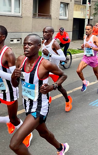 File:Berlin Marathon 2022 Eliud Kipchoge km 14,5.jpg