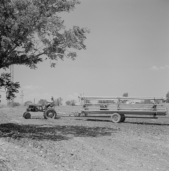 File:Bevloeiingswerken in Galilea Een man op een tractor met sproeiwagen, Bestanddeelnr 255-4809.jpg