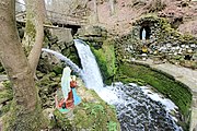 Tropfsteinhöhle mit Wasserfall