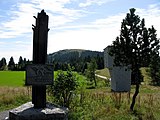 Blick vom Leistungszentrum zum Herzogenhorn, rechts ein Kletterblock