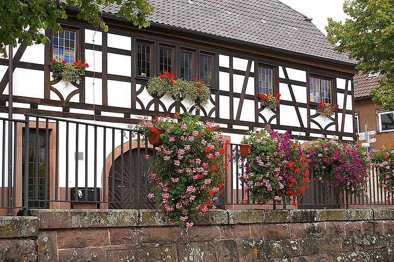 File:Blumenschmuck an der Pfinz - panoramio.jpg