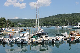 File:Boats docked at Northeast Harbor, ME IMG 2154.JPG (Quelle: Wikimedia)