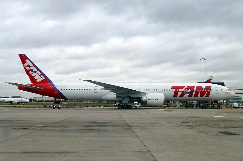 File:Boeing 777-300ER (TAM) PT-MUJ LHR (12741707415).jpg