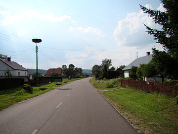 Droga prowadząca przez wieś