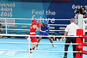 Deutsch: Boxen bei den Olympischen Jugendspielen 2018 Tag 12, 18. Oktober 2018 - Finale Leichtgewicht Mädchen – Junioren-Weltmeisterin und dreifache Juniorinnen-Europameisterin Caroline Sara DuBois (Großbritannien, blau) schlägt Juniorinnen-Asienmeisterin Porntip Buapa (Thailand, rot). English: Boxing at the 2018 Summer Youth Olympics on 18 October 2018 – Girls' lightweight Gold Medal Bout – Caroline Sara DuBois (Grat Britain, blue) wins over Porntip Buapa (Thailand, red). Español: Boxeo en los Juegos Olímpicos Juveniles de Verano de 2018 en 18 de octubre de 2018 - Combate de medalla de oro de peso ligero para niñas - Caroline Sara DuBois (Gran Bretaña, azul ) gana sobre Porntip Buapa (Tailandia, rojo).