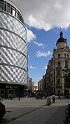 Blick aus westlicher Richtung in den Brühl. Links die Höfe am Brühl, rechts an der Ecke Hainstraße ein von Max Pommer erbautes Geschäftshaus.