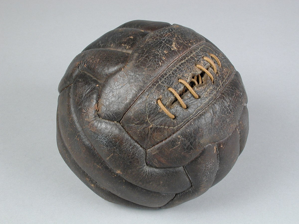 aanwijzing Kreek Vroegst File:Bruine, leren voetbal met oranje, rubber binnenbal, objectnr  61619-A-B.JPG - Wikimedia Commons