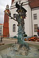Sieben Raben Brunnen in Frankfurt (Oder), auf dem Marktplatz, zwischen Rathaus und den Häusern "Sieben Raben"