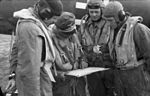 Bundesarchiv Bild 101I-373-2619-21A, Frankreich, Flugzeugbesatzung, Besprechung