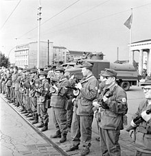 East German Combat Groups of the Working Class close the border on 13 August 1961 in preparation for the Berlin Wall construction. Bundesarchiv Bild 183-85458-0002, Berlin, Mauerbau, Kampfgruppen am Brandenburger Tor.jpg
