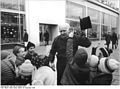 Bundesarchiv Bild 183-D1224-0013-002, Berlin, Schornsteinfeger mit Kindern.jpg