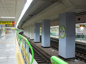 Пусан-метро-216-Munhyeon-station-platform.jpg