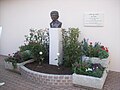 Buste de Joe Dassin devant le centre culturel.