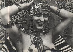 CAP - 866 - Jeune femme kabyle paree de ses bijoux.jpg