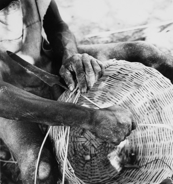 File:COLLECTIE TROPENMUSEUM Een mandenmaker aan het werk TMnr 20010625.jpg